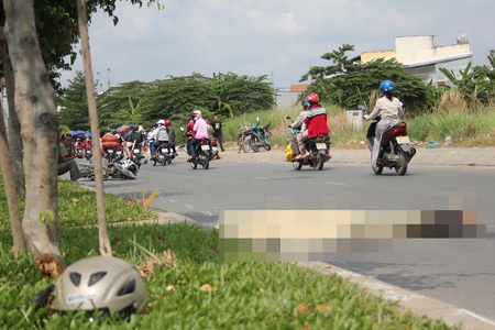 Lao vào dải phân cách, một người chết thảm - 1 Hiện trường vụ tai nạn khiến một người đàn ông thiệt mạng