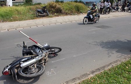 Lao vào dải phân cách, một người chết thảm - 2 Chiếc xe máy nạn nhân điều khiển