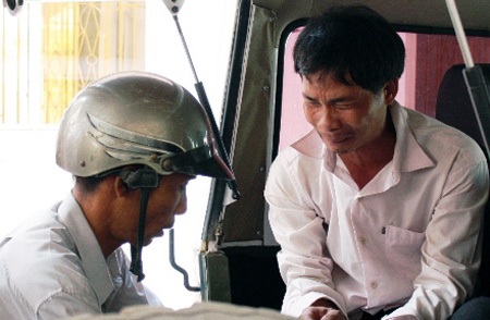 Đắng lòng những trọng án người tâm thần giết hại người thân - 1 Một người tâm thần bật khóc lúc bị bắt sau khi xuống tay sát hại cha mẹ mình