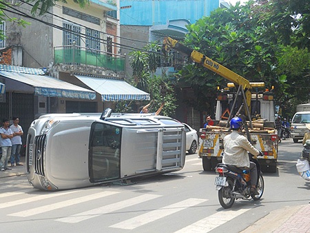 Xe ô tô 7 chỗ lật nghiêng sau khi gây tai nạn liên hoàn