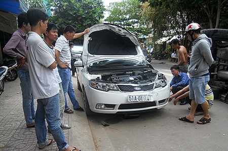 Xe ô tô 4 chỗ hư hỏng phần đầu sau sự cố giao thông trên