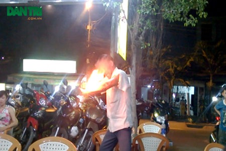 Những người ngày ngày ăn than, nuốt kiếm - 1 Ông Hùng biểu diễn xiếc dạo tại một quán ăn trên địa bàn quận 12