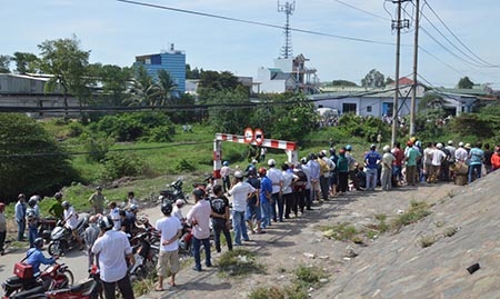 Người dân hiếu kì dõi theo vụ việc