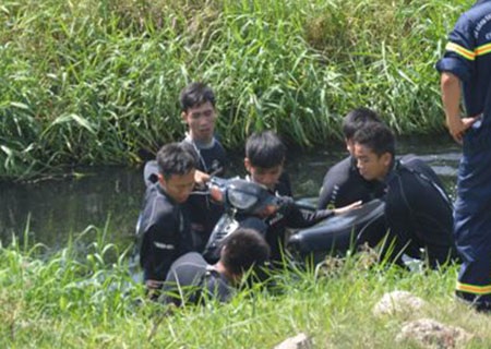 Chiếc xe được lính cứu hộ vớt lên từ dưới kênh