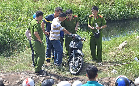 Lực lượng công an kiểm tra chiếc xe sau khi được vớt lên bờ