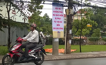 Phạt người đi xe máy đội mũ bảo hiểm "thời trang" - 1 Phạt người đi xe máy đội mũ bảo hiểm thời trang