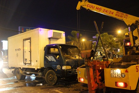 4 ô tô và 2 xe máy tông nhau liên hoàn trên quốc lộ 1A - 2 Xe cứu hộ giải tỏa hiện trường