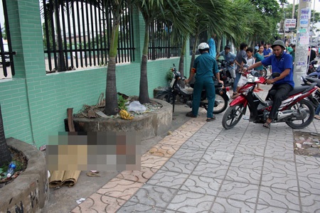 Một người đàn ông gục chết sát trạm xe buýt - 1 Hiện trường người đàn ông gục chết bất thường