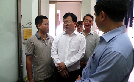 Bộ trưởng Bộ Xây dựng “vi hành” đến nhà trọ công nhân - 4 Bộ trưởng Bộ Xây dựng có mặt tại khu lưu trú công nhân Khu chế xuất Tân Thuận (quận 7)