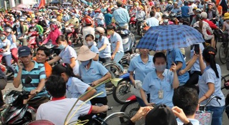 Hỗ trợ 700 tỉ đồng cho các công nhân bị ảnh hưởng bởi cuộc gây rối - 1 Công nhân làm việc tại Bình Dương sẽ được xem xét hỗ trợ bảo hiểm xã hội, bảo hiểm thất nghiệp