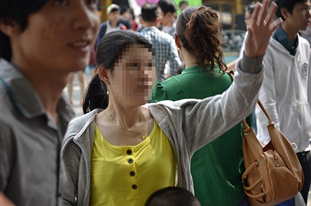 Vụ du khách bị cướp dây chuyền, đánh trọng thương: Khu vui chơi tăng cường “phòng thủ” - 4 Một nữ du khách vẫn chủ quan khi đeo dây chuyền vàng quá hớ hênh