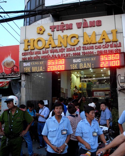 Chủ tiệm vàng Hoàng Mai đòi lại 100 USD bị công an thu giữ - 1 Tiệm vàng Hoàng Mai thời điểm bị khám xét vào ngày 24/4
