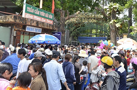 Vụ du khách bị cướp dây chuyền, đánh trọng thương: Khu vui chơi tăng cường “phòng thủ” - 9 Những chỗ đông người luôn là miếng mồi ngon của bọn trộm cướp
