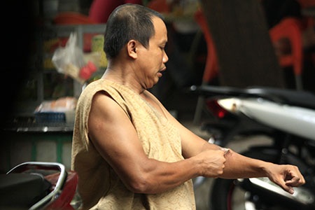 Những người ngày ngày ăn than, nuốt kiếm - 5 Vì mưu sinh, nhiều người vẫn bất chấp nguy hiểm đến với nghề xiếc dạo này