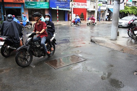 Một thanh niên chết lâm sàng vì chiếc vé giữ xe? - 1 Vị trí anh Nhựt bị bọn côn đồ đâm thẳng xe máy vào người gây thương tích nặng