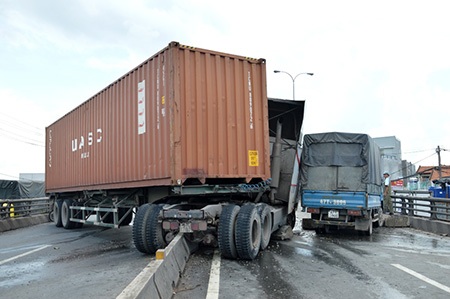 Hai phương tiện hư hỏng nặng