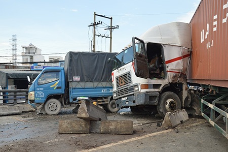 Hai phương tiện hư hỏng nặng