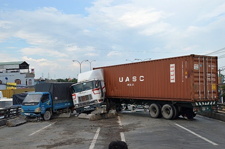 Hiện trường vụ container gây tai nạn trên cầu vượt Tân Thới Hiệp