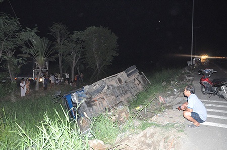 Hiện trường vụ lật xe tải chở gạo trên đường dẫn cao tốc TP.HCM – Trung Lương