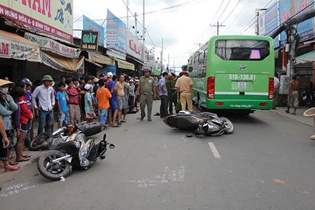 3 chiếc xe máy bị hư hỏng sau vụ tai nạn liên quan đến xe buýt