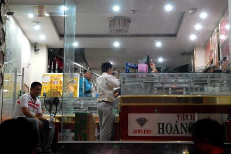 Lực lượng chức năng có mặt bên tron tiệm vàng Hoàng Mai vào chiều tối 24/4