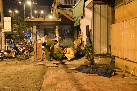 Xe máy đâm thủng tường, một người chết thảm - 1 Hiện trường vụ tai nạn