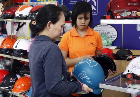 Ngày mai xử phạt người đi xe máy đội mũ bảo hiểm thời trang - 2 Nhiều vấn đề nóng đang xoay quanh chiếc MBH