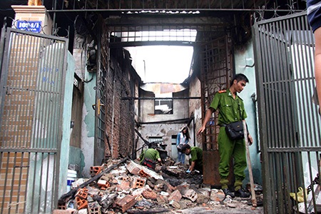 Vụ tưới xăng, truy sát một gia đình: Chưa thể lấy lời khai hung thủ - 1 Vụ tưới xăng, truy sát một gia đình: Chưa thể lấy lời khai hung thủ