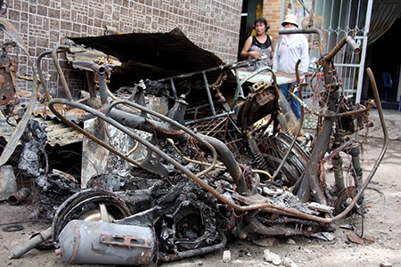 Vụ tưới xăng, truy sát một gia đình: Chưa thể lấy lời khai hung thủ - 2 3 chiếc xe máy bị thiêu rụi trơ khung