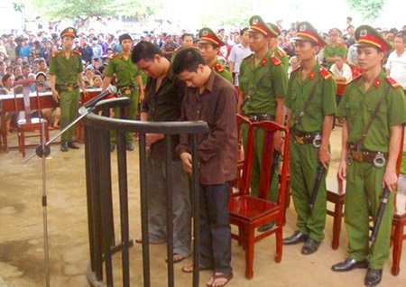 Hai đối tượng bị đưa ra xét xử lưu động