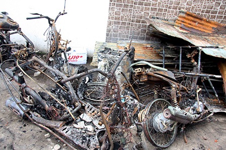 Nghi án đổ xăng thiêu sống cả nhà người yêu - 2 Ba chiếc xe máy bị cháy rụi trơ khung