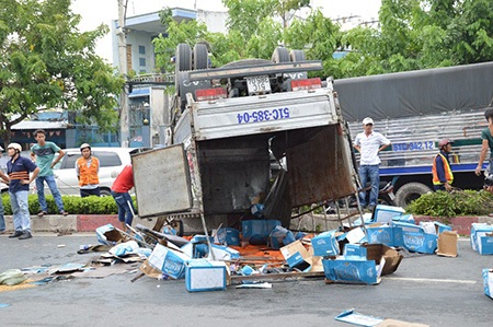 Hiện trường vụ xe tải lật trên đường Cộng Hoà