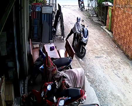 “Đạo chích” phá khoá, trộm xe PCX trong 60 giây - 1 Tên trộm bẻ khoá chiếc xe PCX