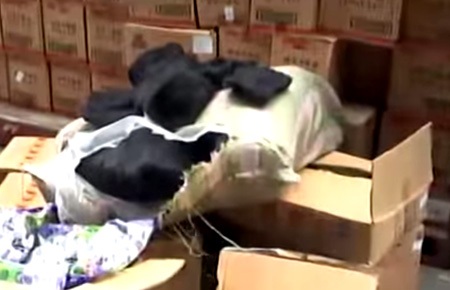 Phát hiện 16 tấn bột sương sáo nhiễm độc - 2 Một số thùng hàng chưa bột sương sáo đen được mở ra kiểm tra
