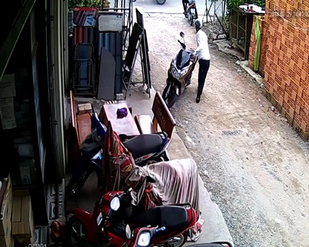 “Đạo chích” phá khoá, trộm xe PCX trong 60 giây - 2 Chiếc xe PCX bốc hơi theo bọn đá xế trong khoảng 1 phút