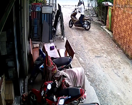 “Đạo chích” phá khoá, trộm xe PCX trong 60 giây - 3 Chiếc xe PCX bốc hơi theo bọn đá xế trong khoảng 1 phút