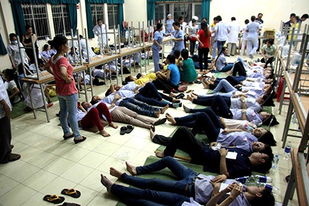 Gần 200 công nhân nhập viện sau bữa ăn tối - 1 Công nhân công ty dệt Shin Dong đang nằm điều trị tại bệnh viện quận 12