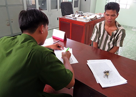 Kẻ cướp cuồng dâm gieo nỗi kinh hoàng cho công nhân nữ - 2 Diệp Tấn Vũ đang được lấy lời khai tại cơ quan công an