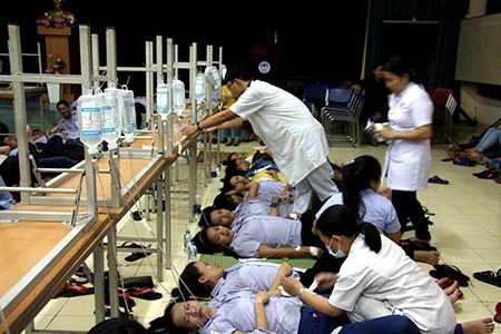 Gần 200 công nhân nhập viện sau bữa ăn tối - 3 Đến đêm 1/7 rất đông công nhân vẫn đang được các y bác sĩ bệnh viện quận 12 chăm sóc, điều trị