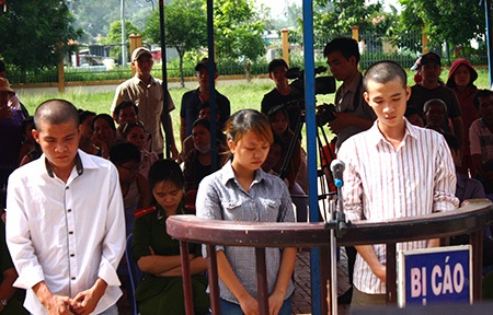 Băng nhóm cướp tiệm vàng bằng súng giả lĩnh gần 20 năm tù - 1 Nhóm cướp tiệm vàng và tiêu thụ tài sản cướp được tại phiên toà xét xử sơ thẩm lưu động