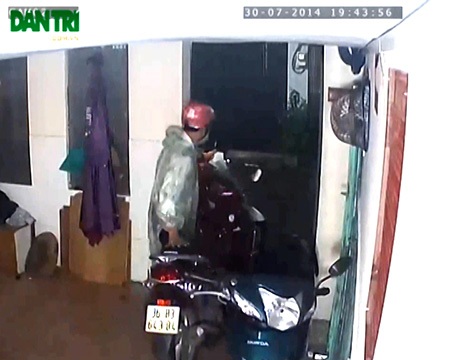 Quên đóng cổng, 2 xe tay ga thành “mồi ngon” của bọn “đá xế” - 1 Tên “đạo chích” lẻn vào trong khu nhà trọ trộm xe máy