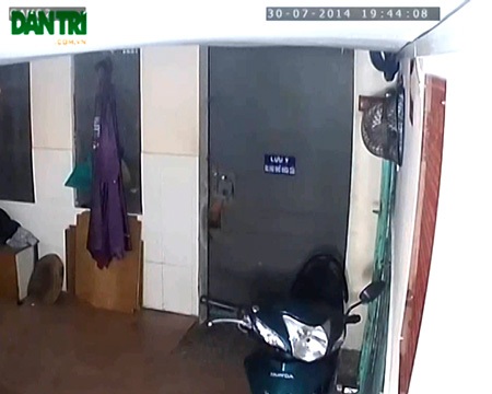 Quên đóng cổng, 2 xe tay ga thành “mồi ngon” của bọn “đá xế” - 2 Trước khi bỏ chạy, bọn “đá xế” còn đóng cổng hộ chủ nhà trọ