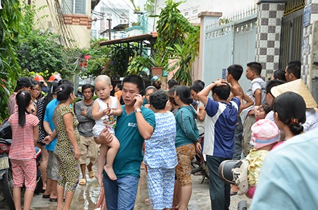 Hoả hoạn giữa khu dân cư, một căn nhà bị lửa thiêu rụi - 4 Người dân nơi đây náo loạn