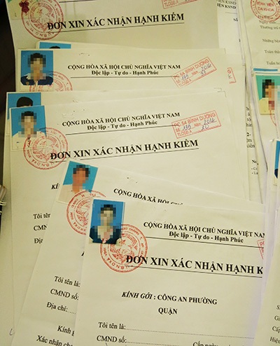 Bắt chủ tiệm chụp hình, photocopy làm giả hồ sơ xin việc - 1 Những bộ hồ sơ xin việc làm giả được cơ quan công an thu giữ