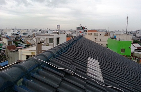 Trộm xe đạp bị truy đuổi, leo lên mái nhà cố thủ - 2 Căn nhà và mái nhà nơi tên trộm ngồi cố thủ