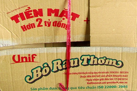 Vụ ăn mì trúng thưởng 100 triệu: Người trúng thưởng muốn khởi kiện - 4 Nhưng thông tin quảng cáo khuyến mãi rầm rộ được in trên gói mì và thùng mì