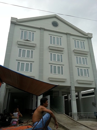 Trộm xe đạp bị truy đuổi, leo lên mái nhà cố thủ - 1 Căn nhà và mái nhà nơi tên trộm ngồi cố thủ