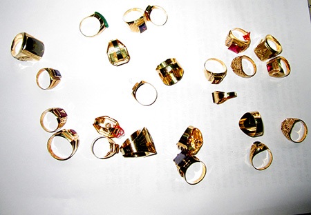 Băng nhóm cướp tiệm vàng bằng súng giả lĩnh gần 20 năm tù - 2 Số nhẫn vàng là tang vật của vụ cướp