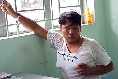 Phóng hoả đốt phòng trọ khiến 4 người bỏng nặng vì... 20.000 đồng - 2 Nguyễn Hữu Vạn bị giam giữ tại cơ quan công an