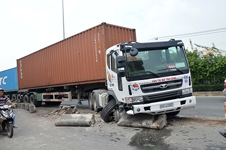Hàng chục mét dải phân cách bị xe container “nuốt gọn” - 1 Hiện trường vụ xe container đâm dải phân cách sáng 21/7